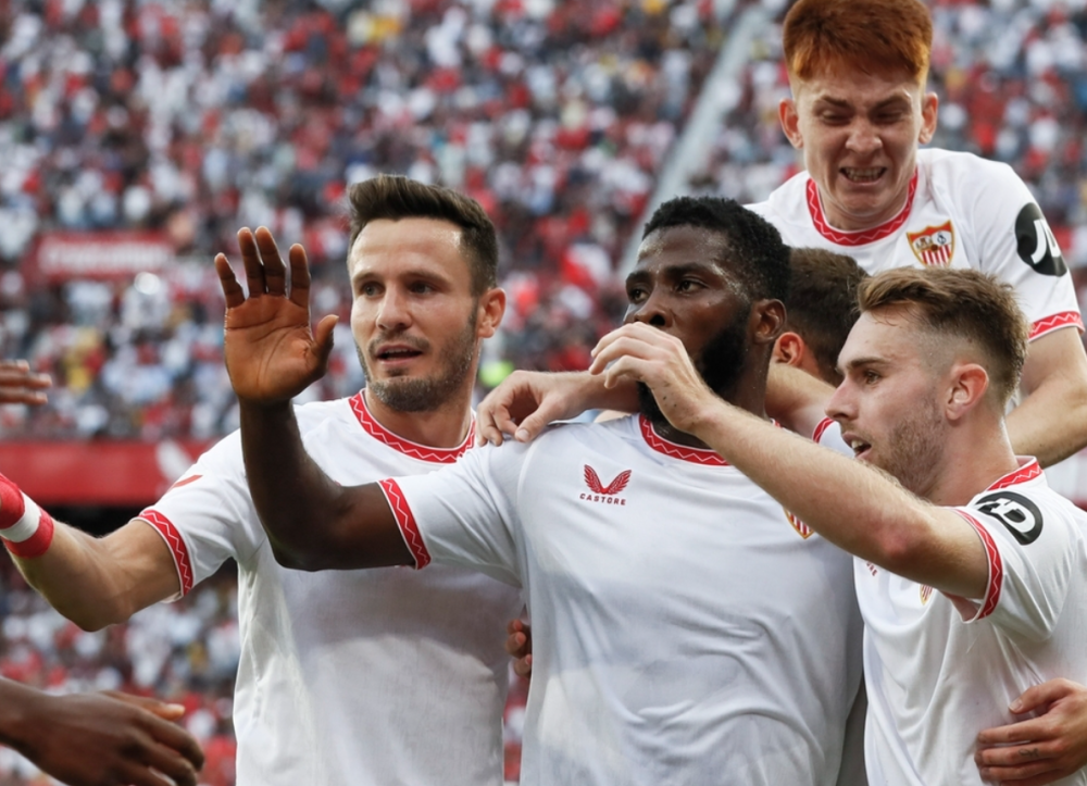 爱游戏AYX赛前瓦伦西亚调整名单以备欧超杯塞维利亚今夜回应争议,国际比赛日上海海港备战全明星赛瞬间刷屏的简单介绍